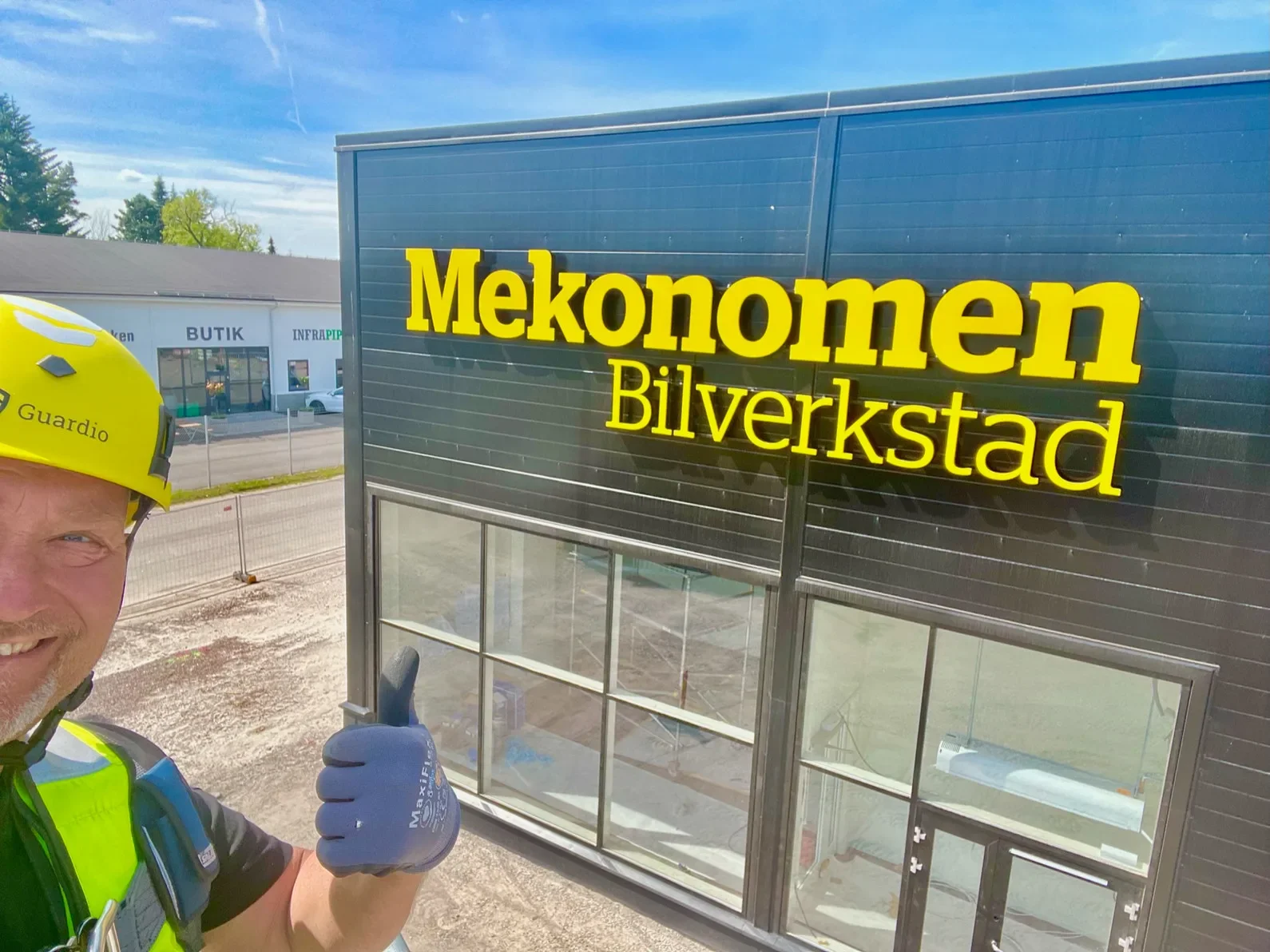 Mekonomen Bilverkstad – stora fasadbokstäver